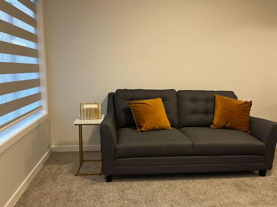 Brand New - Home Away From Home In Nw YYC Buitenkant foto